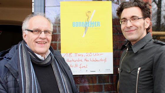Kirchenvorstandsvorsitzender Wilfried Hochfeld (links) und Pastor Dr. Florian Schneider von der Ev.-luth. Lutherkirchengemeinde Neu Wulmstorf laden für den 18. März zum Theaterstück in die Lutherkirche Neu Wulmstorf. | Foto: C. Wöhling