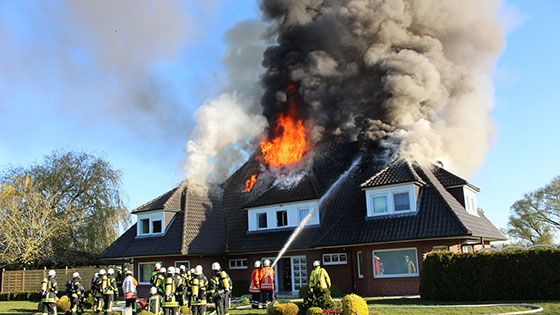 Ein Großfeuer hat in Fliegenberg den Dachstuhl dieses Mehrfamilienhauses zerstört. Acht Feuerwehren waren im Einsatz, um das Feuer zu löschen. Über dem Haus stand eine weithin sichtbare schwarze Rauchwolke. | Foto: ein