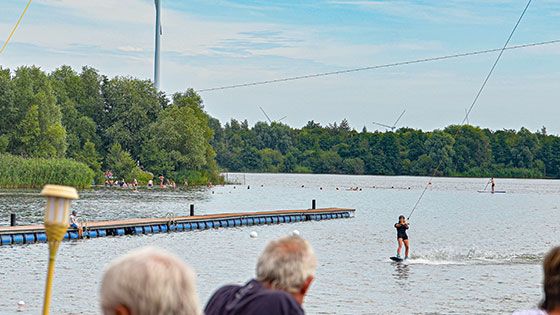 Wakeboardfahren, im Schatten relaxen, baden oder Stand Up-Paddling: Am Neuländer Baggerteich machten die Harburger die Hitze des Wochenendes erträglich.  Foto: Niels Kreller