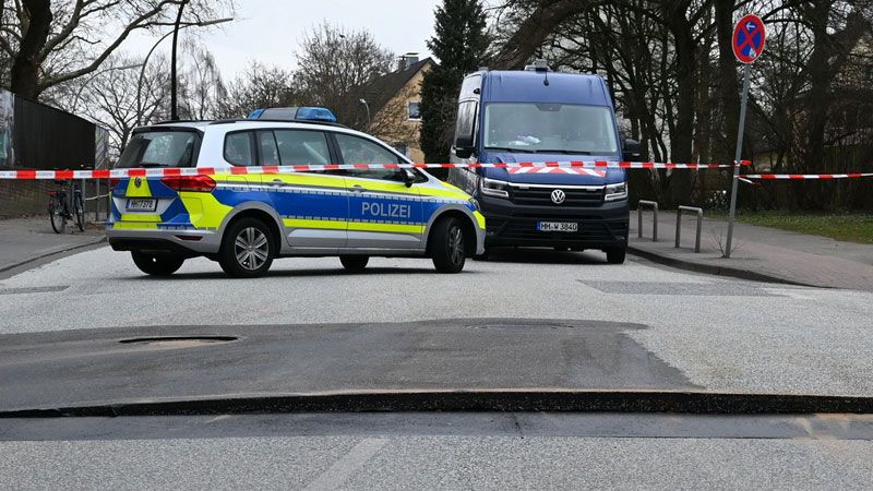 Rund 50 Zentimeter hob das Wasser die Straße an. | Foto: HamburgNews