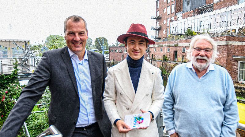 Andreas Sommer (von links), Haio Zhang und Dieter Klar freuen sich, dass das International Music Festival Buxtehude trotz Pandemie stattfinden kann. | Foto: Niels Kreller