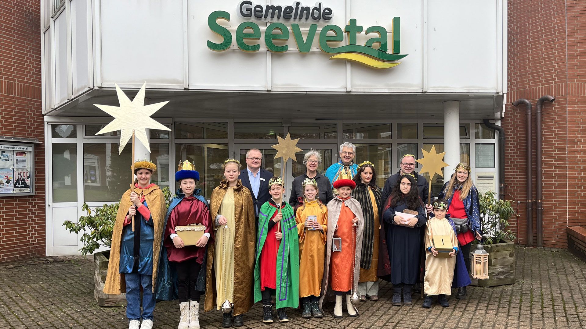 Seevetals Bürgermeisterin Emily Weede (Bildmitte) mit ihrem Verwaltungsvertreter Mike Wille (Vierter von links) zusammen mit den Sternsingern vor dem Rathaus in Hittfeld. | Foto: Gemeinde Seevetal