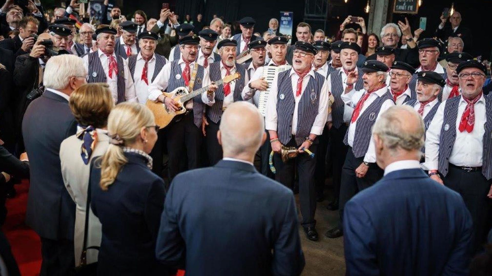 Die "Tampentrekker" bei ihrem Auftritt Ende März im Schuppen 52 im Hamburger Hafen vor prominenten Gästen. | Foto: ein