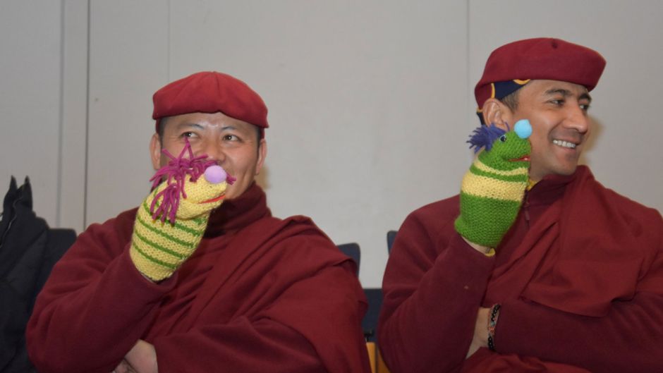 Die beiden Gelehrten  S.E. Drukpa Thuksey Rinpoche und S.E. Khamtak Rinpoche kamen aus dem Himalaya nach Harburg in die Arche. |Foto: ein