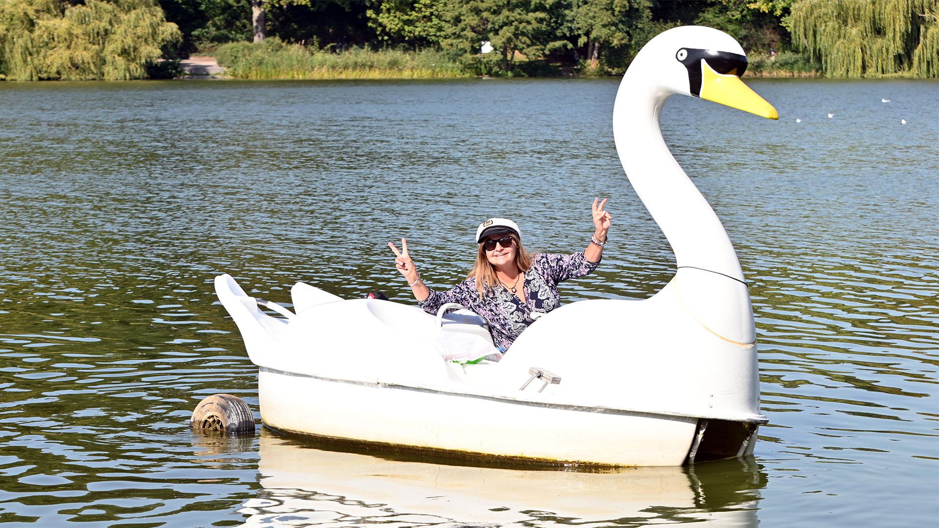 Auch NDW-Star Frl. Menke ("Tretboot in Seenot") schipperte schon mal mit dem Schwan über die Außenmühle. | Foto: Lenthe-Medien