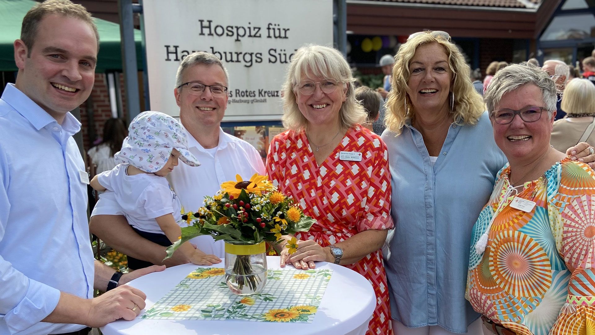 Thorben Goebel-Hansen, Geschäftsführer DRK-Kreisverband Hamburg-Harburg gGmbH (v.l.), DRK-Vorstand Harald Halpick mit Nachwuchs, Pflegedienstleiterin Vera Müller-Wallbaum, Schirmherrin Bettina Tietjen und Hospizleiterin Britta True beim Sommerfest. | Foto: DRK Hamburg-Harburg