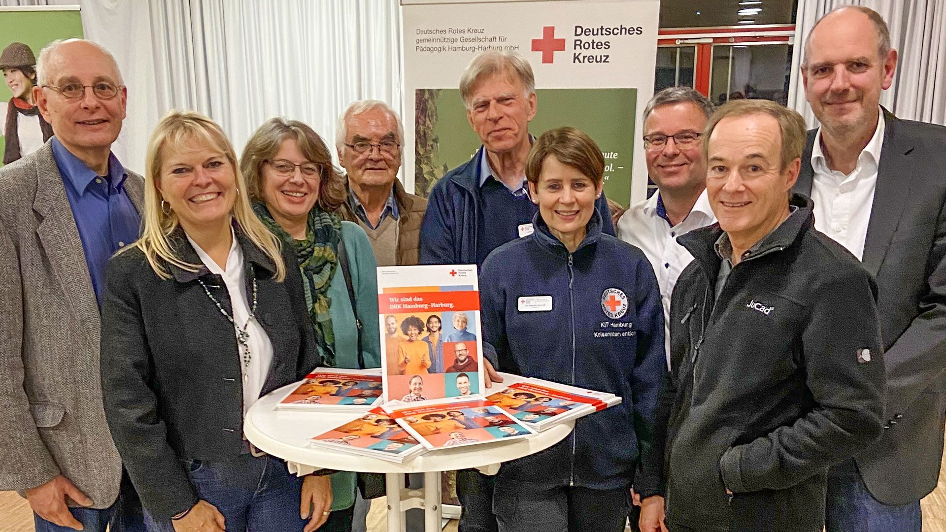 Das Präsidium des DRK Harburg: Dr. Andreas B. Kummer (v. l.) Melanie-Gitte Lansmann, Heinke Ehlers, Peter Holst, Lothar Bergmann, Gabriele Schmidt, Harald Halpick, Reinhard Lackner, Wolfgang Reichel. Es fehlen Jörg Neumann, Florian Peters, Malte Stüben.  Foto: DRK Hamburg-Harburg 2024