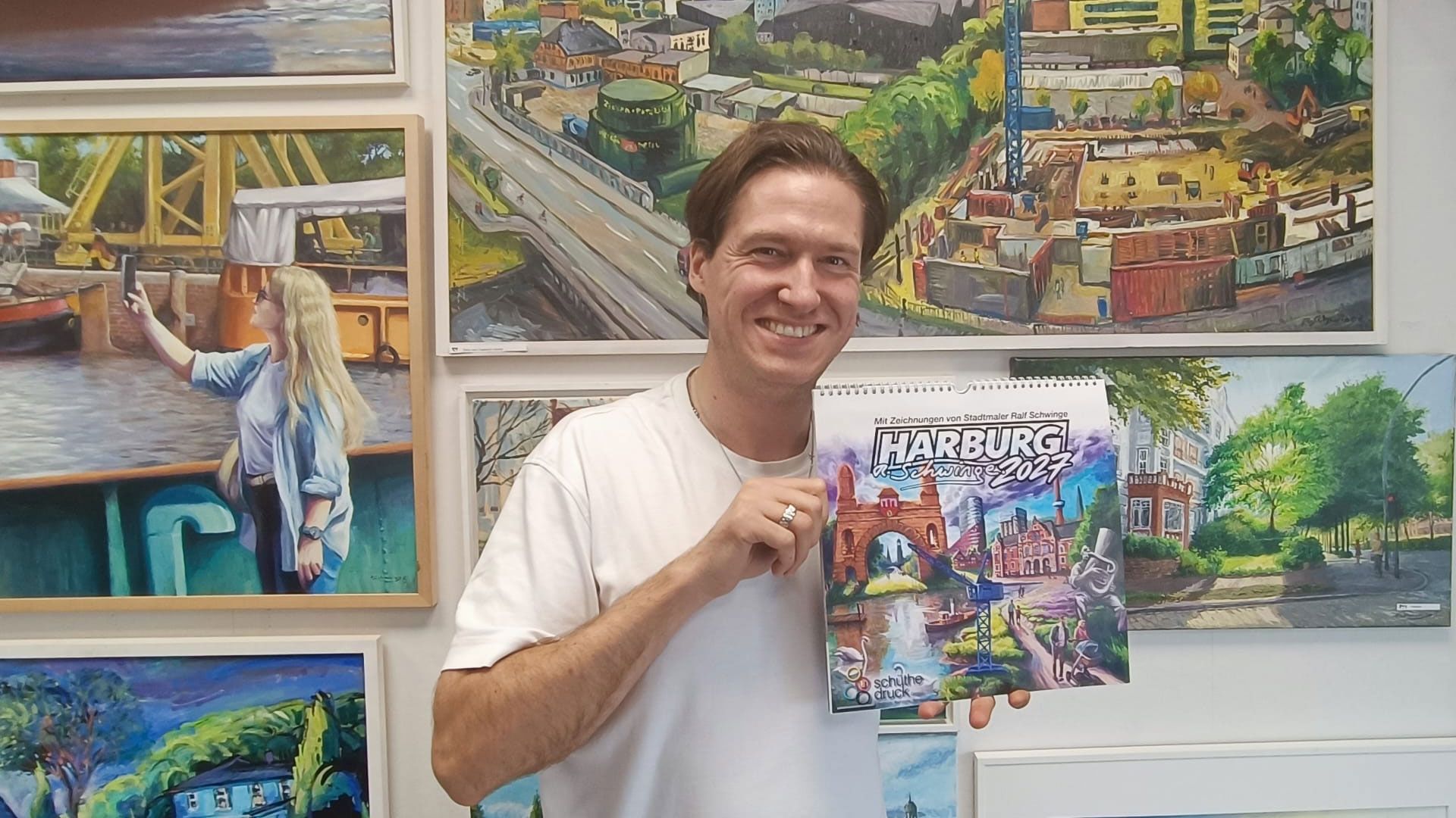 Oops!... I did it again! Stadtmaler Ralf Schwinge hat wieder den Harburg Kalender gemacht. Foto: Niels Kreller