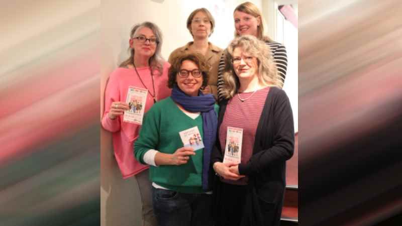 Die Gleichstellungsbeauftragten Nikola Laudien (von links, Gemeinde Stelle), Andrea Schrag (Landkreis Harburg), Ulrike Glüer (Gemeinde Neu Wulmstorf), Maren Altmann (Samtgemeinde Tostedt) und Birte Gutjahr (Winsen, hinten rechts) begrüßten die Gäste zum Kinoabend im Buchholzer Movieplexx. | Foto: ein