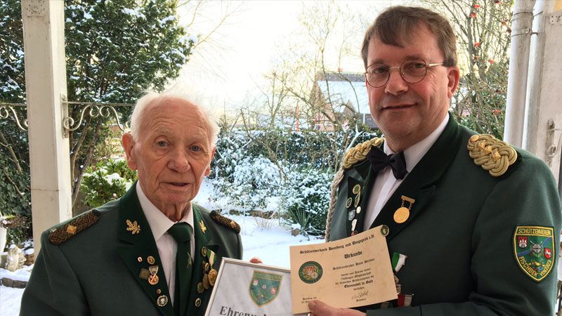 Das Fischbeker Ehrenmitglied und Ehrenvorstand Hans Strüver (links) feiert ein besonderes Jubiläum. Er ist in diesem Jahr 70 Jahre lang Mitglied im Schützenverein Fischbek. Der Erste Vorsitzende Detlef Biel gratulierte dem Jubilar. | Foto: SV Fischbek