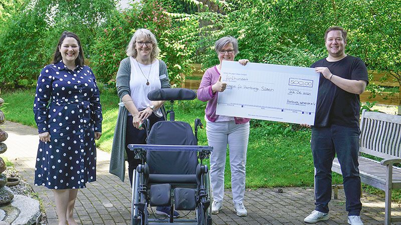 Symbolische Spendenübergabe mit Rollstuhl: Saskia Marieke Franck-Lubner (v.li.), Hospizleiterin Britta True, Pflegedienstleiterin Vera Müller-Wallbaum und Jan-Niklas Manhold.  | Foto: DRK Hamburg-Harburg