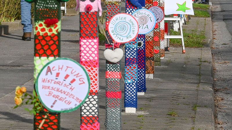 Kurz vor dem Valentinstag schmückten die Anwohner in der Zimmermannstraße in Wilstorf die Poller wieder zeitgemäß. | Foto: Niels Kreller