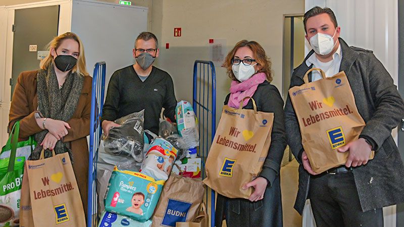 Harburgs Citymanagerin Antonia Marmon, Klaus Skarupke von Prime Self Storage, Valbone Scharfenberg vom Marktkauf-Center und E center Geschäftsführer Tadeusz Chmielewski (v.l.) freuen sich über die große Hilfsbereitschaft in Harburg. | Foto: Niels Kreller