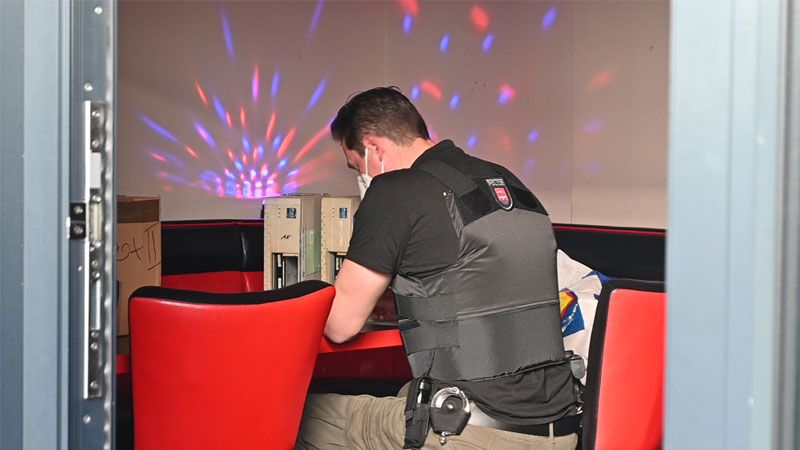 Bei der Razzia stellten die Beamten auch Hard- und Software illegaler Glücksspielautomaten sicher. | Foto: HamburgNews