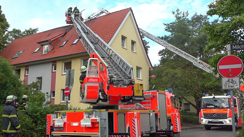 Rund 50 Feuerwehrleute brachten das Feuer in einem Mehrfamilienhaus in Heimfeld unter Kontrolle. Auslöser war wohl ein Blitzeinschlag bei dem Unwetter. | Foto: HamburgNews