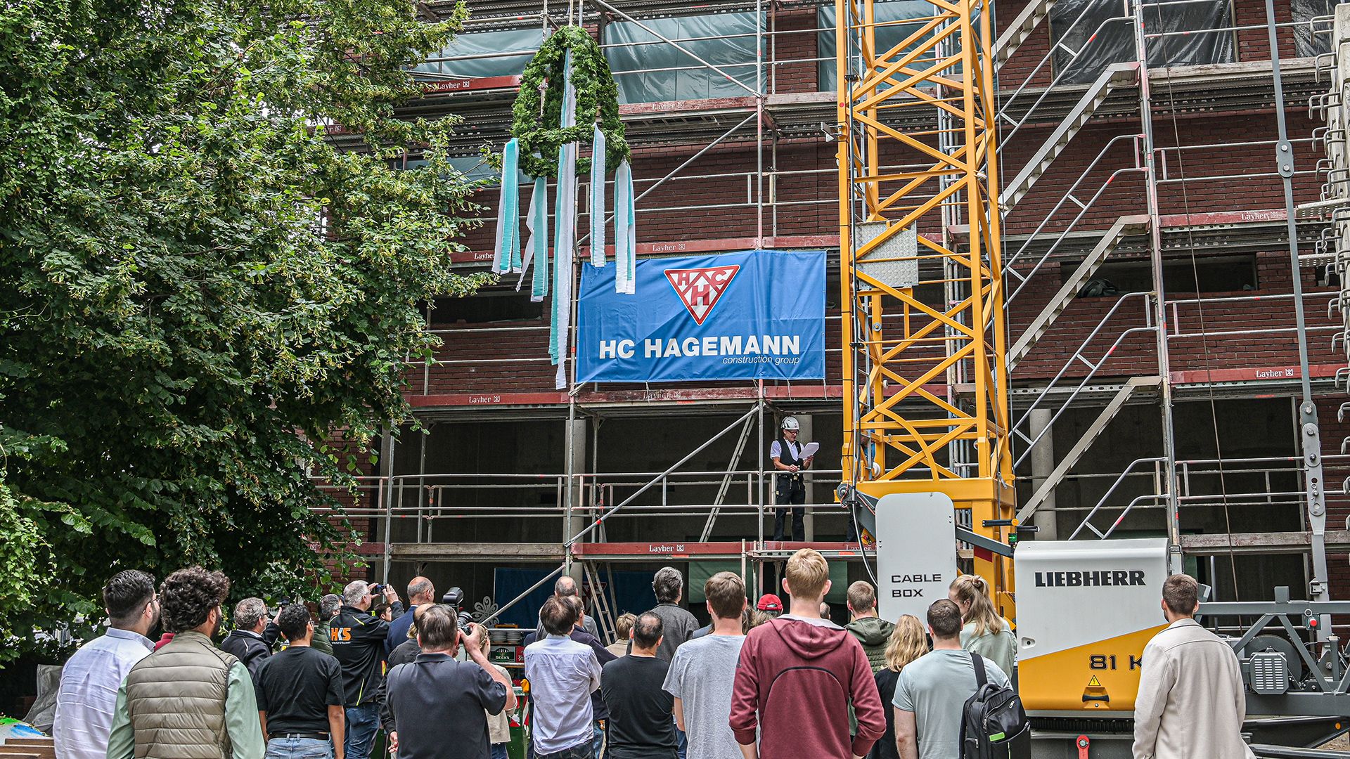 Dem Neubau den traditionellen Segen spendete Polier Ronny Albrecht. | Foto: Niels Kreller