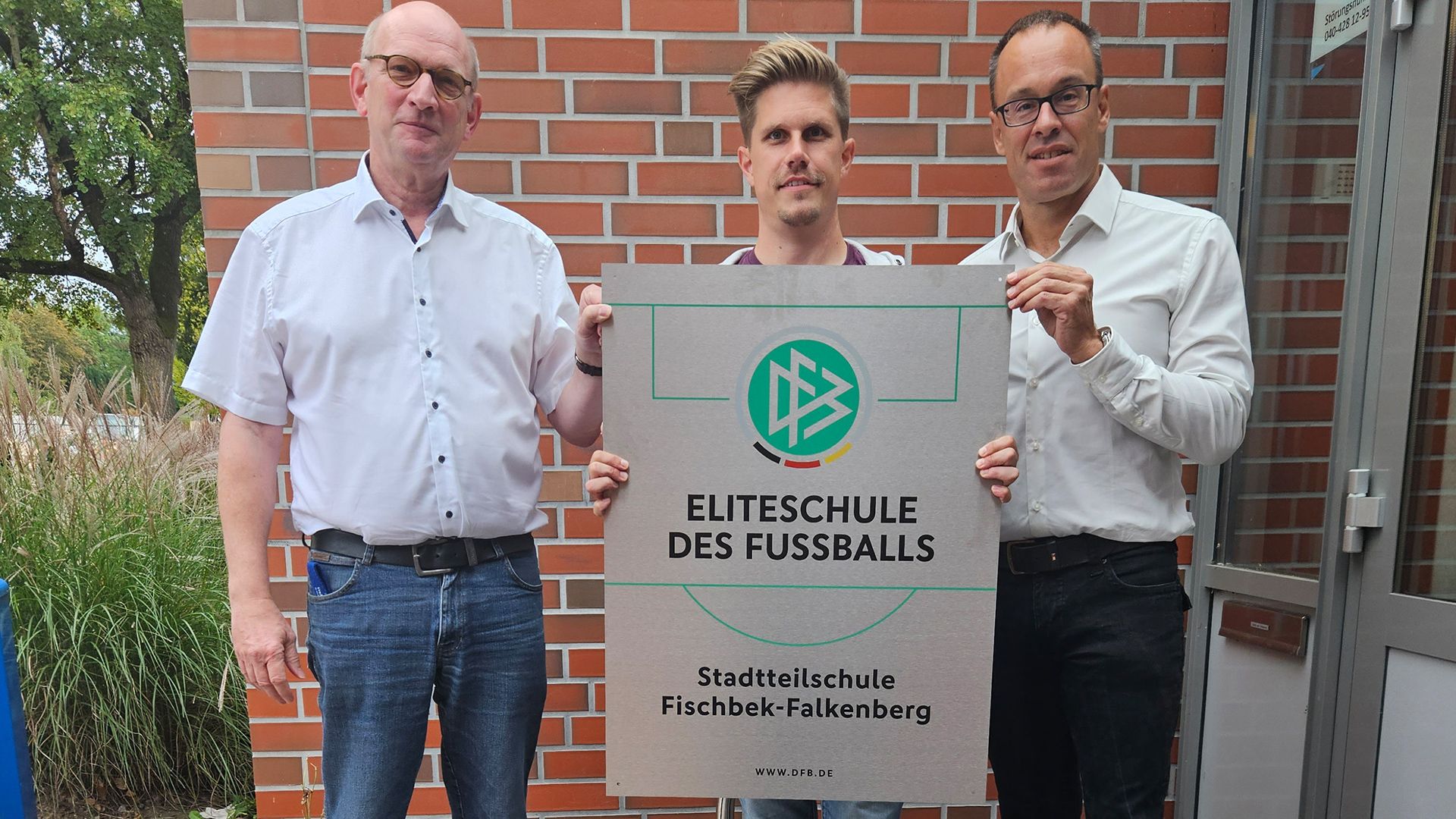 Freuen sich über die Auszeichnung als Eliteschule des Fußballs: Stephan Ropeter (Schulleiter, von links), Tim Wöllmer (Leitung Fußball) und Mark Schepanski (Leitung Sportprofil). | Foto: ein