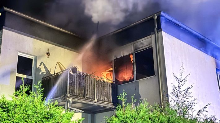 Mehrere Menschen wurden bei einem Wohnungsbrand in Buxtehude verletzt. Foto: JOTO