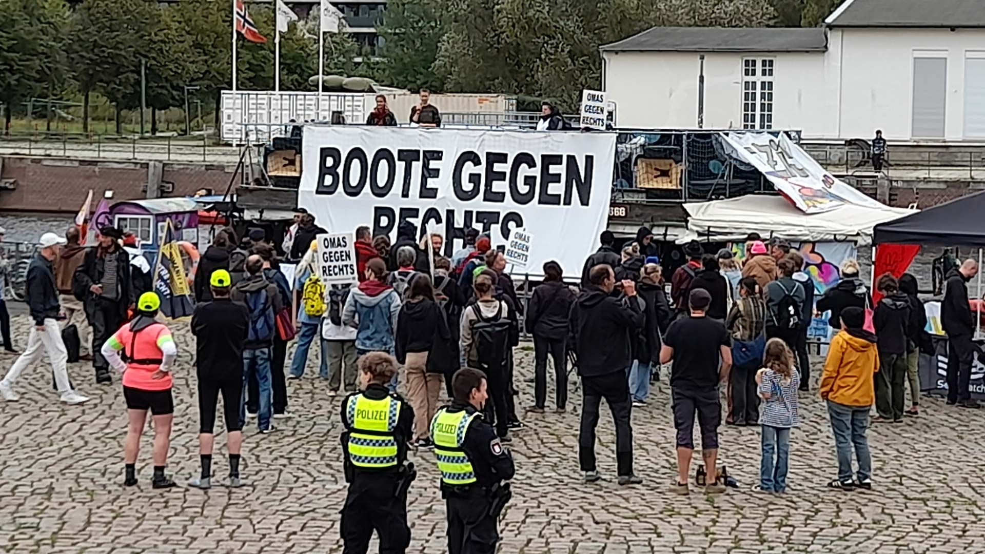 Am Sonnabend war die Aktion "Boote gegen Rechts" im Harburger Binnenhafen. Foto: gisbert vokrap