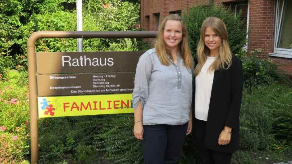 Die neue Auszubildende Saskia Wilcke (links) und die "Beamtin auf Probe" Laura-Sophie Carstens. | Foto: ein