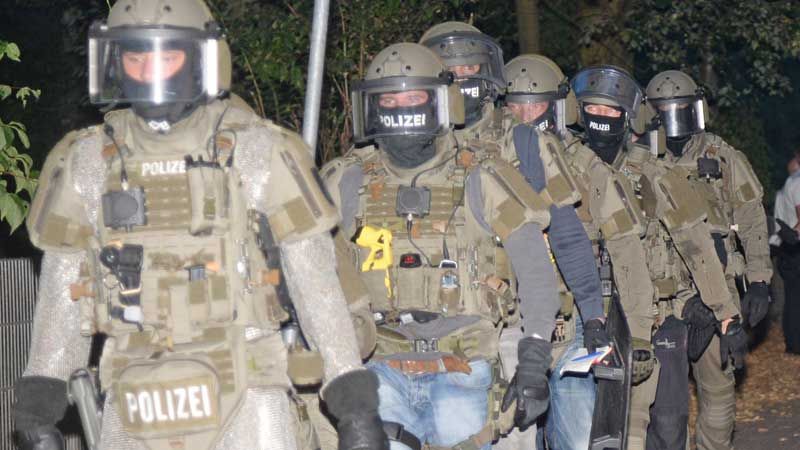 Weil in der Harburger Chaussee ein offenbar psychisch kranker Mann rumschrie und seinen Vermieter mit einem Messer bedrohte, rückte am Montagabend gegen 20.30 Uhr das SEK auf der Elbinsel an. | Foto: André Lenthe Fotografie