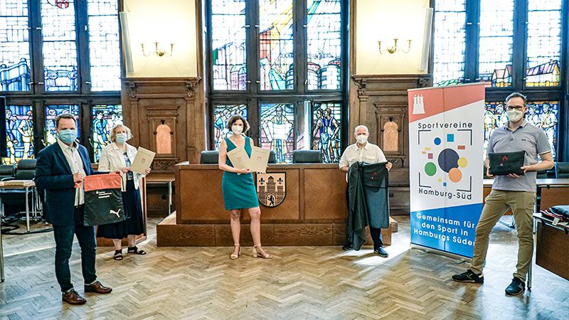 Nahmen die Ehrung der Harburger Sportlerinnen und Sportler in diesem Jahr in kleinem Kreise vor: Jörn Stolle (Sparkasse Harbrug-Buxtehude), Dr. Regina Marek (Bezirksversammlung), Bezirksamtsleiterin Sophie Fredenhagen sowie Torsten Schlage und Mark Schütter von der ArGe-Süd (v.L.). | Foto: Bezirksamt