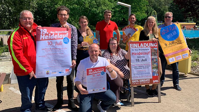 Matthias Groth (DLRG), Florian Schneider (Pastor), Stephanie Friedrichsen (SPD), Martin Stawinski (SPD), Dennis Heinsohn (Badleiter), Bettina Schümann (Heidesiedlung), Eick Elvers (Leiter Jugendpflege) / V.s.: Tobias Handtke (Bürgermeister), Regina Buyny (SPD) (V.L. Freuen sich auf den Heidelauf. | Foto: ein