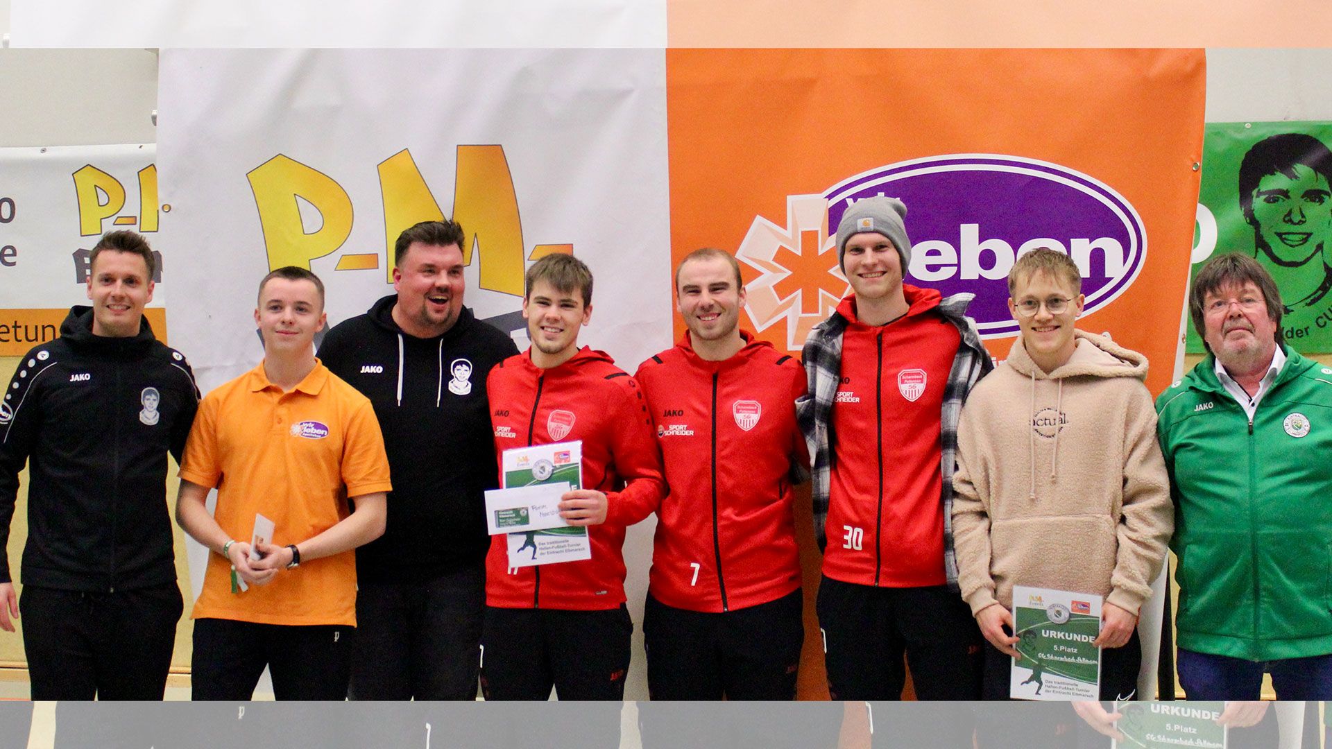 Die fairste Mannschaft des Turniers: SG Scharmbeck Pattensen mit Rico Grimm (von links) vom Stifter des Fairnesspreises „Grimm & Wulff“, Piet Eggers (Turnier-Hauptsponsor, Philipp Meyn (Turnier-Co- Hauptsponsor, 3. von links) und Eintracht Elbmarschs 1. Vorsitzendem Jens Heidemann (rechts). | Foto: ein