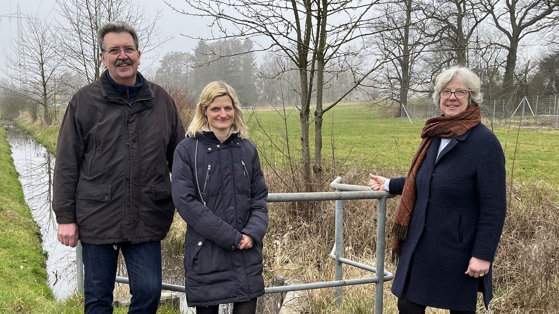 : Uwe Pesel, Leiter der Tiefbauabteilung, Kerstin Krüger von der Stabsstelle für Mobilität und Fördermittelmanagement und Seevetals Bürgermeisterin Emily Weede (v.l.) vor dem Göhlenbach, wie er heute noch aussieht. | Foto: Gemeinde Seevetal
