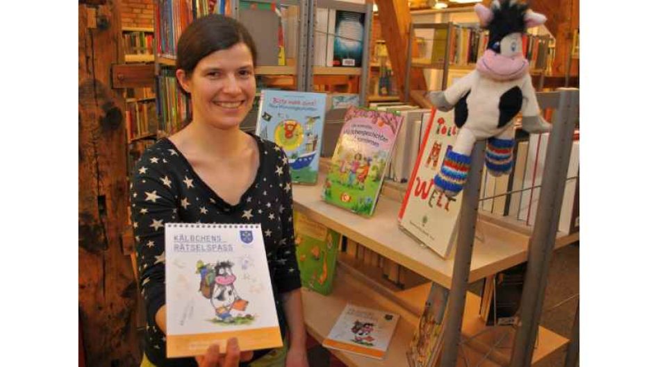 Bibliotheks-Mitarbeiterin Katharina Häntzschel präsentiert „Kälbchens Rästelspaß“. | Foto: ein