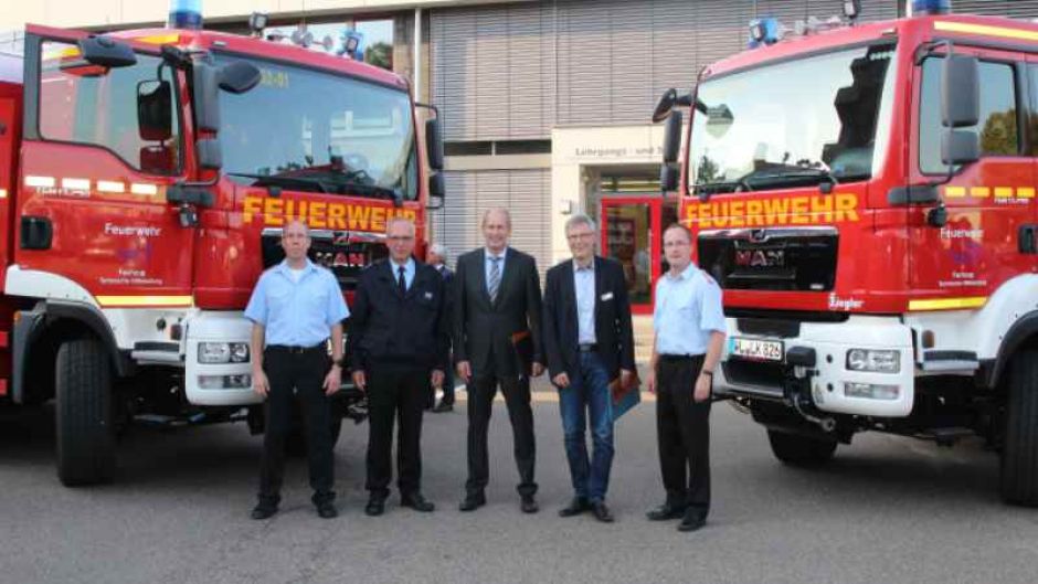 Die beiden neun Rüstwagen übergab Kreisbrandmeister Volker Bellmann (Zweiter von links) an Marco Staack (von links), Ortsbrandmeister in Hollenstedt, Ulrich Emcke, Allgemeiner Vertreter in der Samtgemeinde Salzhausen, Hanstedts Samtgemeindebürgermeister Olaf Muus und Lars Schulenburg, stellvertretender Ortsbrandmeister in Salzhausen.  | Foto: ein