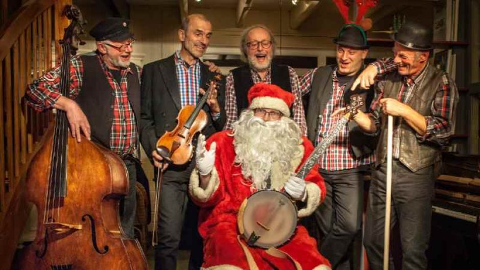 Mit der Gruppe „Appeldwatsch“ - Fröhliche Weihnachten am Kiekeberg. | Foto: ein