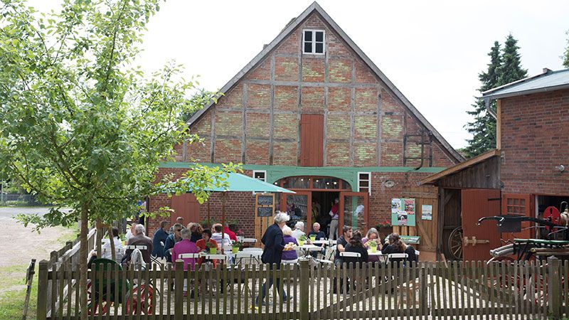 Besucher im Café Peters in der Museumsstellmacherei Langenrehm. | Foto: FLMK