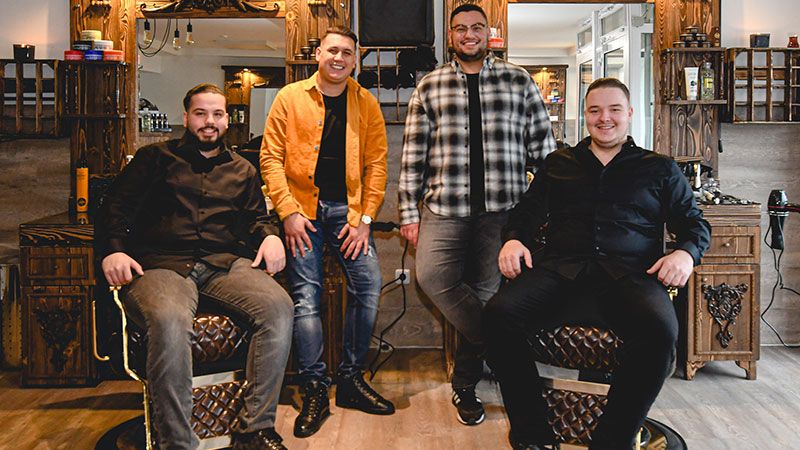 Okan Yavas (2.v.L.) freut sich mit Burak Sevgili, Sefa Eraslan und Antonio Gluba auf ihre Kunden im Studio 22 Barber Shop in Finkenwerder.