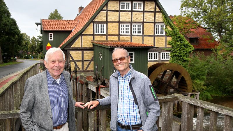 3. Plattdeutscher Mühlenschnack, Dr. Heinz Harms (links) und Walter Marquardt vor Moisburger Wassermühle. | Foto Uwe Stelling