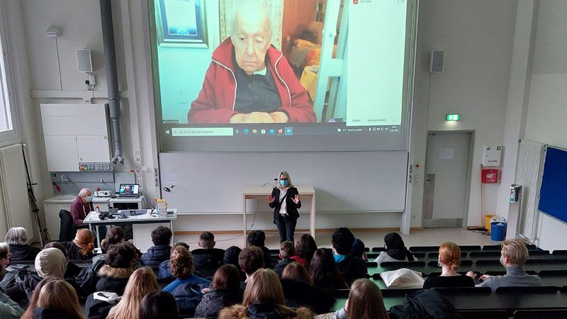 Auch in der digitalen Lesung tief bewegend: Der Zeitzeuge Sally Perel aus Israel liest vor Schülerin- nen und Schülern des Wilstorfer Alexander-von-Humboldt-Gymnasiums. Foto: AvH