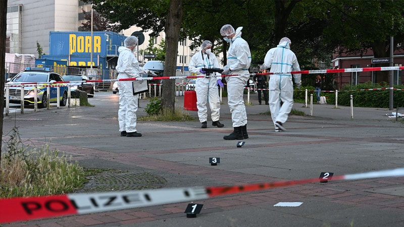 Nach der Messerstecherei war die Spurensicherung bis in den späten Abend in der Amalienstraße und am Harburger Ring beschäftigt. | Foto: HamburgNews