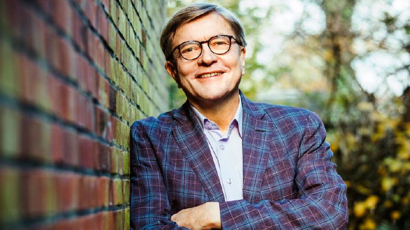 Dr. Heinz Strubenhoff bringt den Zuhörern im "Heidenauer Hof" die Geschichte der Ukraine nah. | Foto: ein