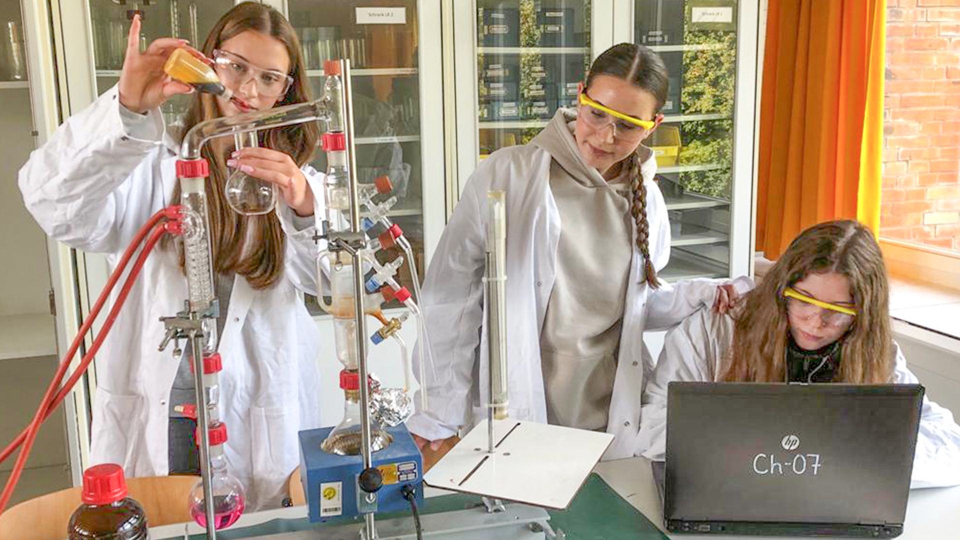 Alina Lichtenwald (von links), Mia Petronio und Viviane Wink, 10. Klasse im Kurs "Naturwissenschaftliche Experimente". | Foto: AvH