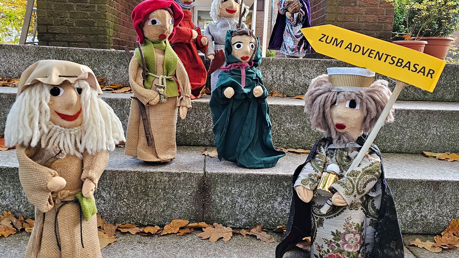 Kleine Puppen weisen den Weg zum Adventsmarkt vor der Bendestorfer Kirche. | Foto: D. Geißendörfer