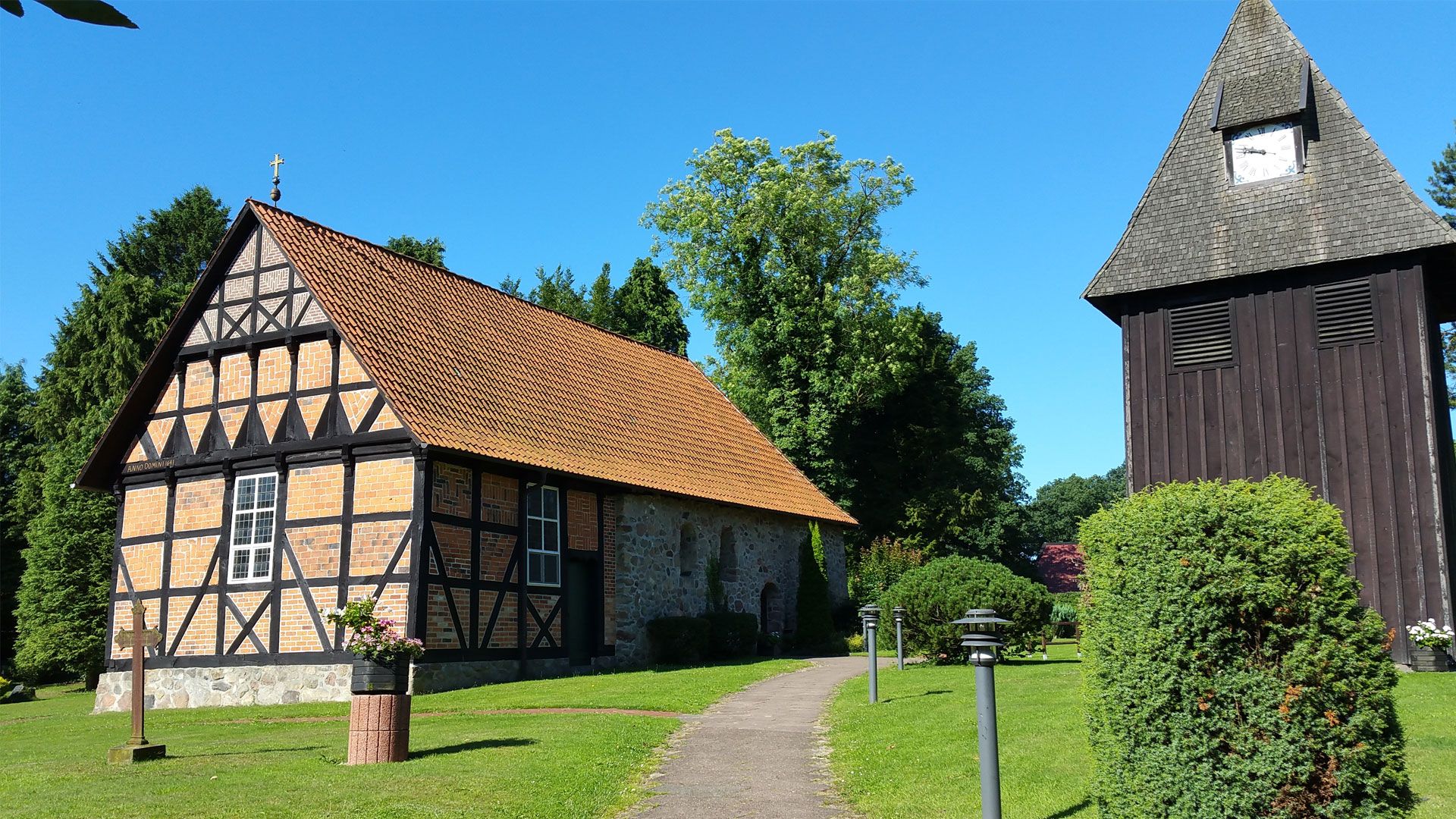 Vor der St. Magdalenen-Kirche in Undeloh findet der Gottesdienst des Kirchenkreises Winsen am Pfingstmontag statt (Beginn um 10:30 Uhr). | Foto: Kirchenkreis Winsen