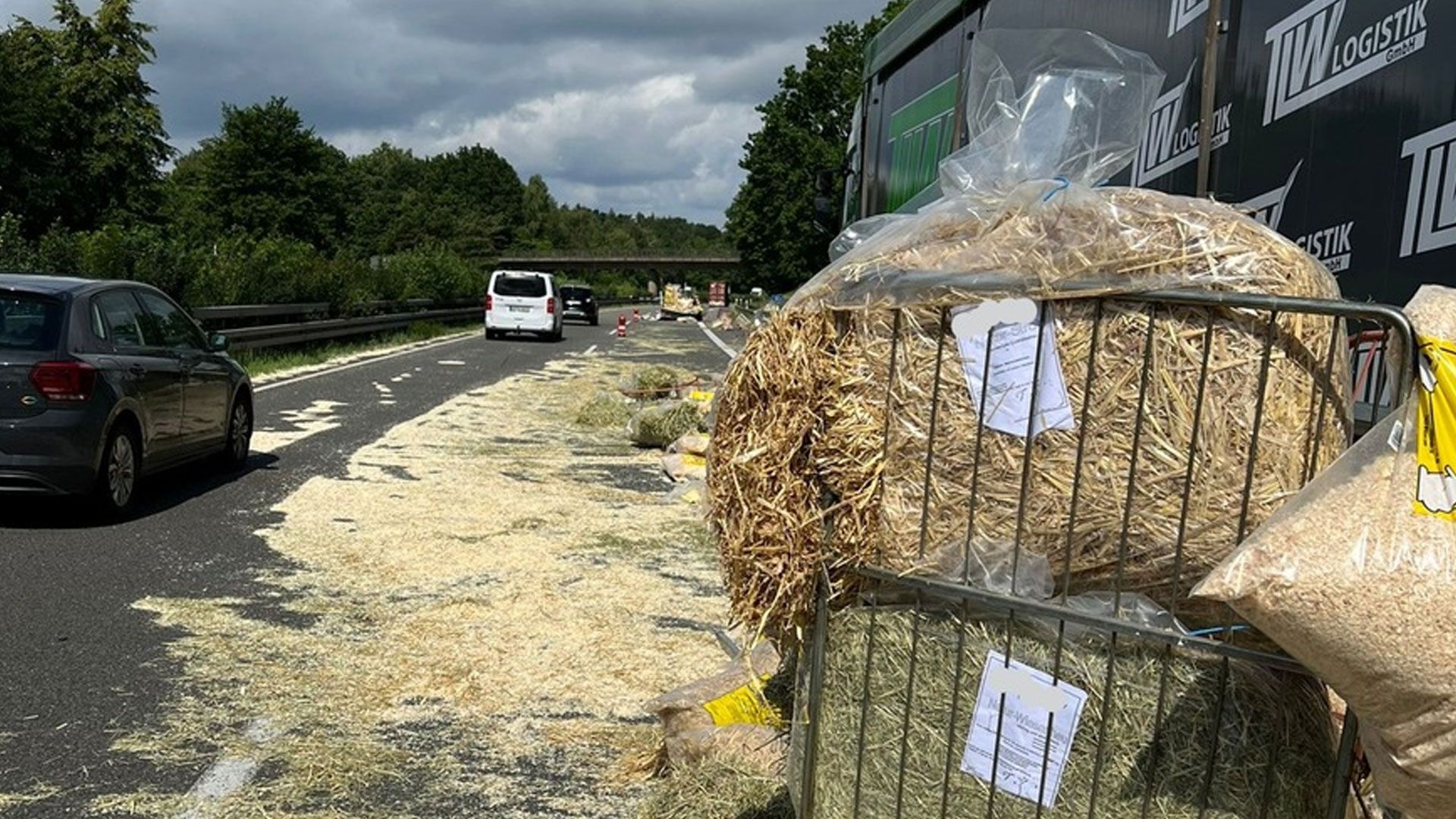 Der Unfall eines LKW mit Stroh führte auf der A1 zu langen Staus. | Foto: Polizei