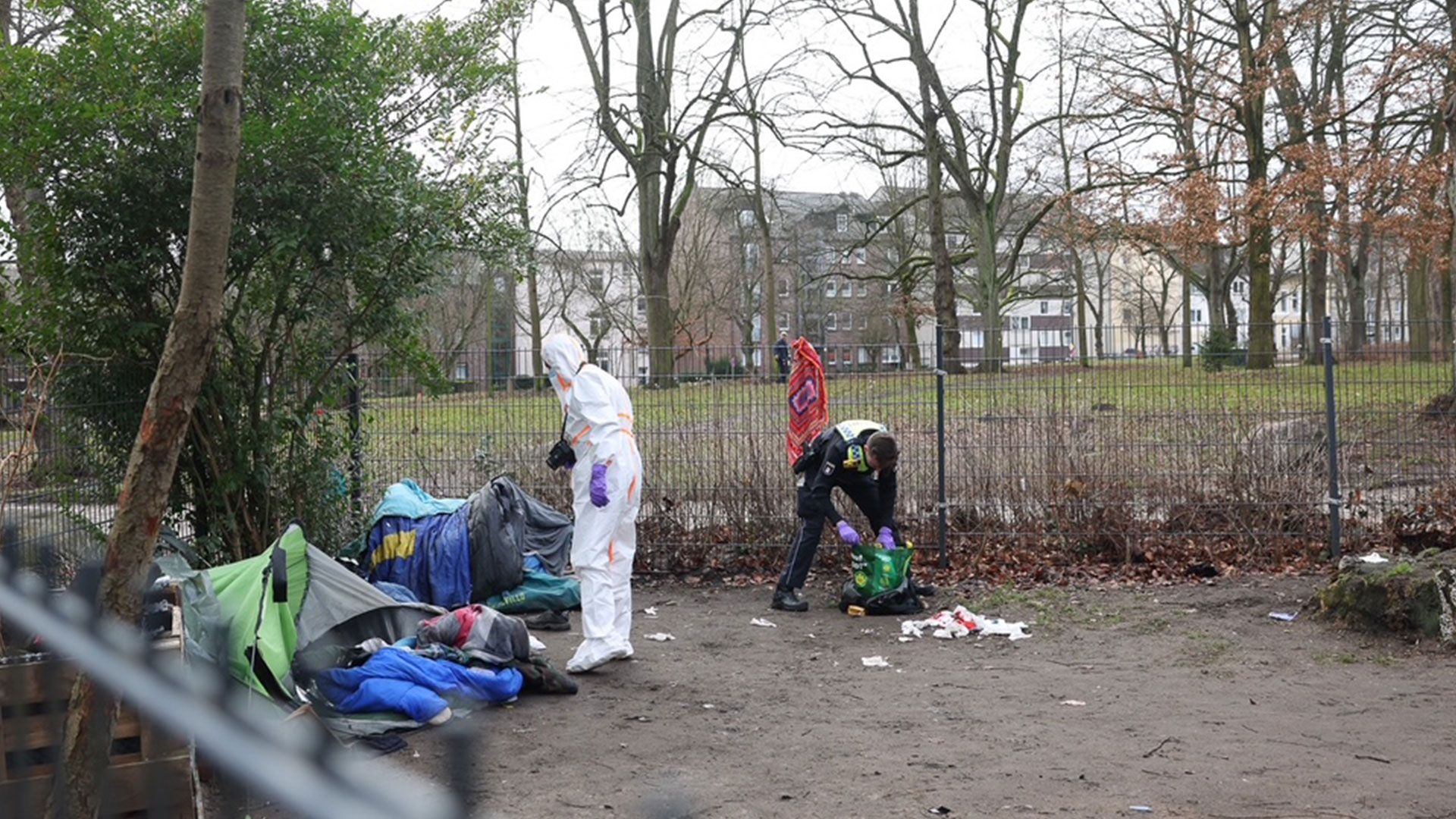 Die Spurensicherung unstersucht den Fundort der Leiche. | Foto: Lenthe-Medien/Reimer