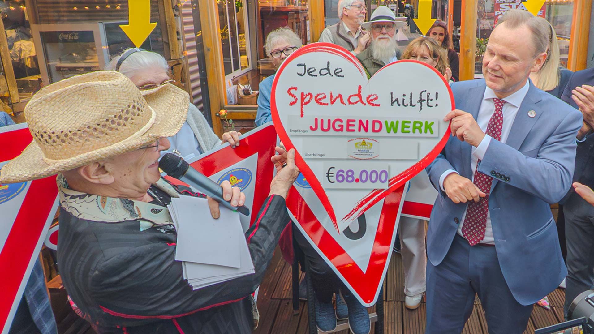 Stolze 70.000 Euro waren bei der Starpyramide für unfallgeschädigte Kinder zusammengekommen. | Foto: Niels Kreller