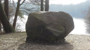 Auch ein Halt am  Beethoven-Stein oberhalb des Außenmühlenteichs ist während der Wanderung durch den Harburger Stadtpark geplant. Foto: Helga Weise