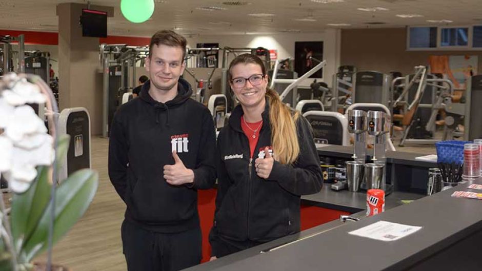 Kevin Wajda und Laura Bull von clever fit Neugraben freuen sich auf Fitness-Interessierte.
