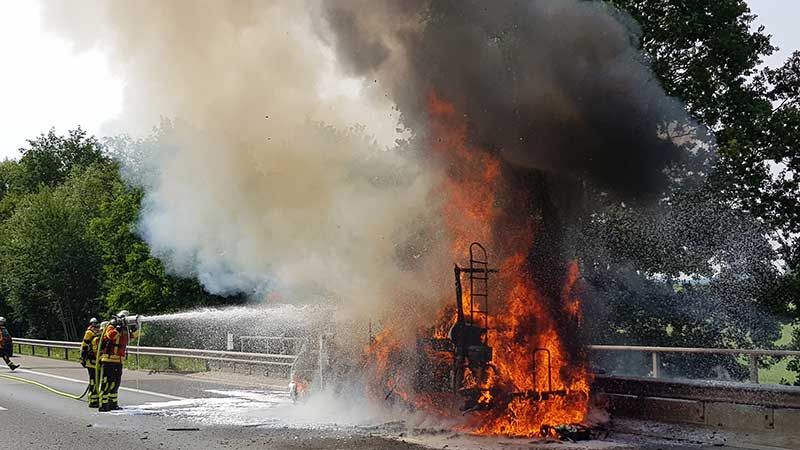 Die Feuerwehr Seevetal war bei diesem Wohnmobilbrand auf der A 1 m Einsatz. | Foto: Matthias Köhlbrandt