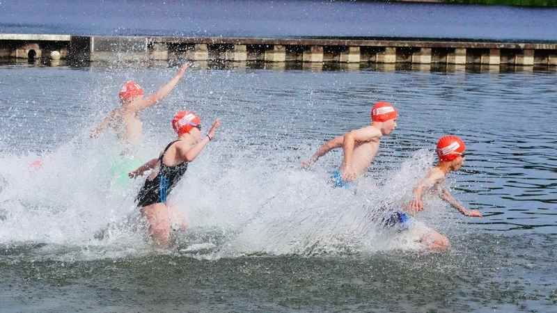 Schwimmstart des Kids Triathlon. | Foto: ein