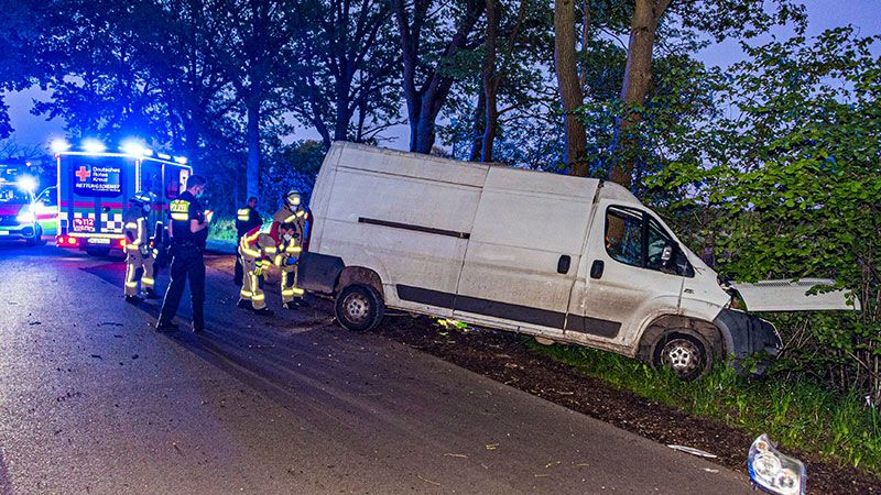 Der Fahrer dieses Fiat-Transporters verunglückte am Samstagabend bei Heidenau tödlich. | Foto: JOTO