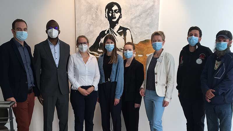 Galeriebesuch am Jungfernstieg: Mitarbeitende und Gäste des Harburg-Huus mit Jean-Cloud Konan und Galeristin Stella Melbye-Konan (2. und 3. v. l.) | Foto: : DRK Harburg